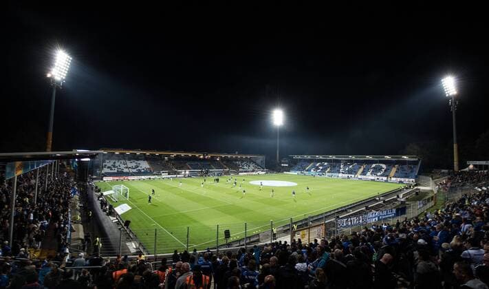 16 10 2017 xfux Football 2 Bundesliga SV Darmstadt 98 1 FC Nuernberg emspor emonline v l View REVIEW Merck Stadium at Böllenfalltor Jonathan Home Stadium at Böllenfalltor supporters SV Darmstadt 98 SVD Lilies Mood Scarves Jerseys Darmstadt
