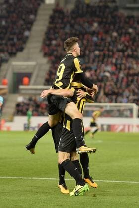 WAREGEM, Zulte Waregem - Vitesse, Voetbal, Seizoen 2017 2018, Europa League, groepsfase, 19-10-2017, Mason Mount bespringt Thomas Bruns na zijn doelpunt Zulte Waregem - Vitesse  x1766232x