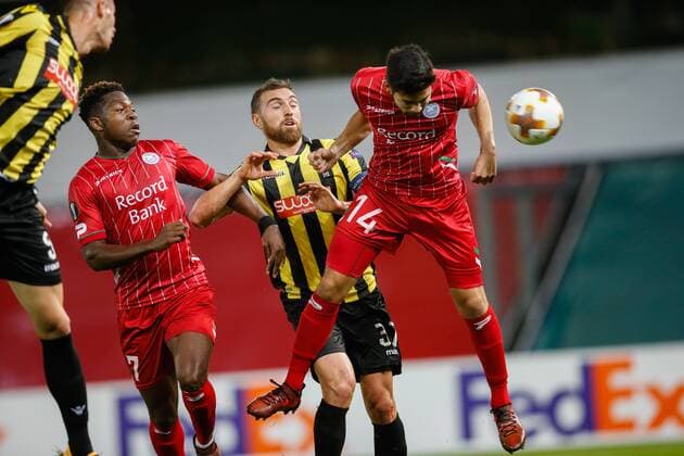 Essevee s Aaron Leya Iseka, Vitesse s captain Guram Kashia and Essevee s Sandy Walsh fight for the ball during the third game of the group stage (Group K) of the UEFA Europa League competition between Belgian first league Zulte Waregem and Dutch club Vitesse Arnhem, in Waregem, Thursday 19 October 2017. BRUNOxFAHY  x05186082x