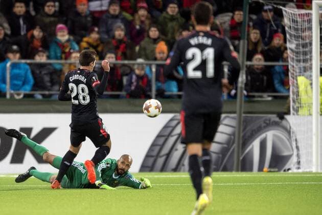 171019 Östersunds malvakt Aly Keita ramlar och Athletic Bilbao kan göra 0-1 under fotbollsmatchen i Europa League mellan Östersund och Athletic Bilbao den 19 oktober 2017 i Östersund.  Copyright: NILSxJAKOBSSON BB171019NJ010