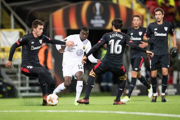 17101928 Östersunds Ken Sema mot Athletic Bilbaos Aymeric Laporte och Xabier Etxeita under fotbollsmatchen i Europa League mellan Östersund och Athletic Bilbao den 19 oktober 2017 i Östersund.  Copyright: TOBIASxNYKÄNEN BB700101TN004