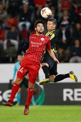Essevee s Sandy Walsh and Vitesse s Thomas Bruns fight for the ball during the third game of the group stage (Group K) of the UEFA Europa League competition between Belgian first league Zulte Waregem and Dutch club Vitesse Arnhem, in Waregem, Thursday 19 October 2017. KURTxDESPLENTER  x05186096x