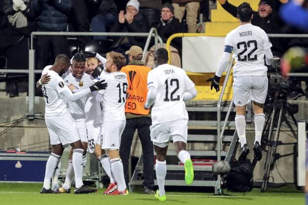 171019 Östersunds Salisu Abdullahi Gero jublar med lagkamrater efter 1-1 under fotbollsmatchen i Europa League mellan Östersund och Athletic Bilbao den 19 oktober 2017 i Östersund.  Copyright: TOBIASxNYKÄNEN BB171019TN010