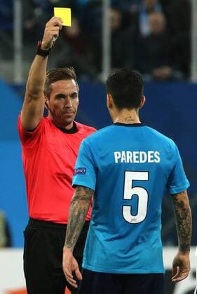 ST PETERSBURG, RUSSIA - OCTOBER 19, 2017: Referee Tobias Stieler (L) shows the yellow card to Zenit St Petersburg s Leandro Paredes in their 2017-18 UEFA Europa League Group L Round 3 football match against Rosenborg at Saint Petersburg Stadium. Alexander Demianchuk TASS  TS06582C