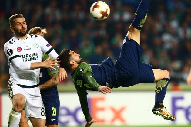 Bilder des Tages - SPORT SOCCER - UEFA EL, Atiker vs RBS KONYA,TURKEY,19.OCT.17 - SOCCER - UEFA Europa League, Atiker Konyaspor vs Red Bull Salzburg. Image shows Munas Dabbur (RBS) and Nejc Skubic (Konyaspor). GEPAxpictures xFelixxRoittner
