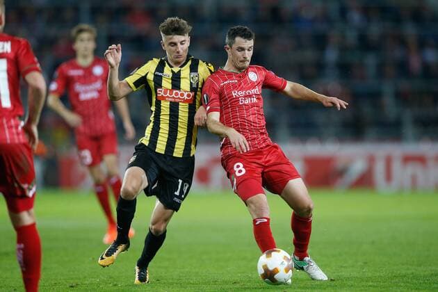 Vitesse s Mason Mount and Essevee s Gertjan De Mets fight for the ball during the third game of the group stage (Group K) of the UEFA Europa League competition between Belgian first league Zulte Waregem and Dutch club Vitesse Arnhem, in Waregem, Thursday 19 October 2017. BRUNOxFAHY  x05186106x