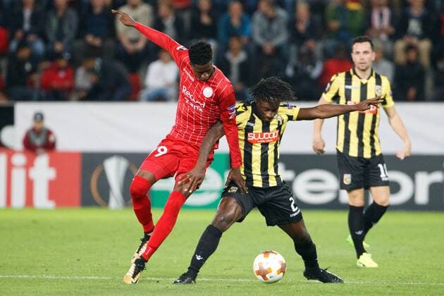 Essevee s Peter Olayinka and Vitesse s Fankaty Dabo fight for the ball during the third game of the group stage (Group K) of the UEFA Europa League competition between Belgian first league Zulte Waregem and Dutch club Vitesse Arnhem, in Waregem, Thursday 19 October 2017. KURTxDESPLENTER  x05186143x