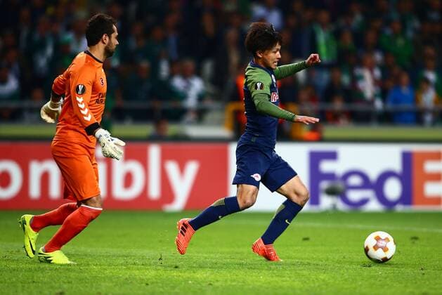 SOCCER - UEFA EL, Atiker vs RBS KONYA,TURKEY,19.OCT.17 - SOCCER - UEFA Europa League, Atiker Konyaspor vs Red Bull Salzburg. Image shows Serkan Kirintili (Konyaspor) and Takumi Minamino (RBS). GEPAxpictures xFelixxRoittner