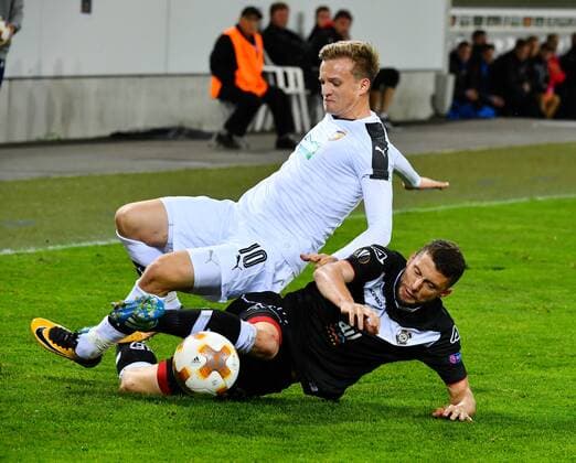 19 10 2017 Lucerne Swissporarena Football men Europe League Season 2017 2018 FC Lugano Viktoria Pilsen Picture shows Jan Kopic Pilsen against Fabio Daprela FC Lugano Action shot duel