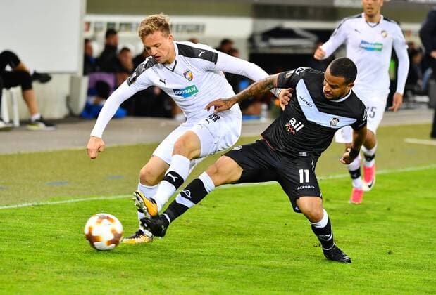 19 10 2017 Lucerne Swissporarena Football men Europe League Season 2017 2018 FC Lugano Viktoria Pilsen Picture shows Milan Petrzela Pilsen left against Carlinhos Junior against Fabio Daprela FC Lugano Action shot duel