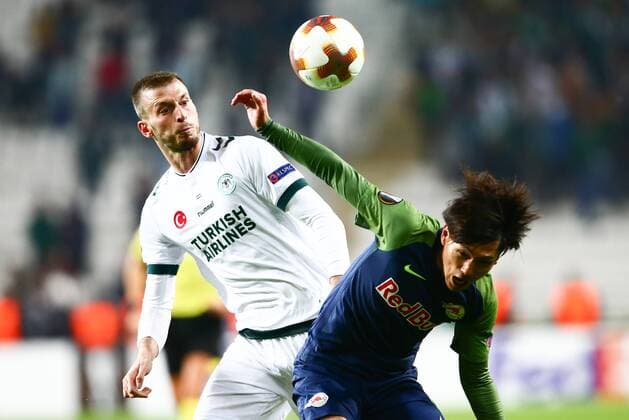 SOCCER - UEFA EL, Atiker vs RBS KONYA,TURKEY,19.OCT.17 - SOCCER - UEFA Europa League, Atiker Konyaspor vs Red Bull Salzburg. Image shows Petar Filipovic (Konyaspor) and Takumi Minamino (RBS). GEPAxpictures xFelixxRoittner
