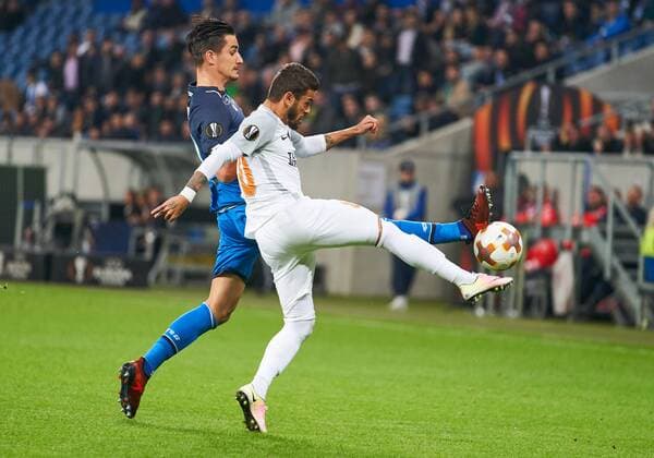 Benjamin Huebner Hoff 21 duel Action shot to the Ball against Junior Caicara TSG 1899 Hoffenheim Istanbul Basaksehir Group C Football UEFA Euro League Hoffenheim 19 10 2017 El Season 2017 2018