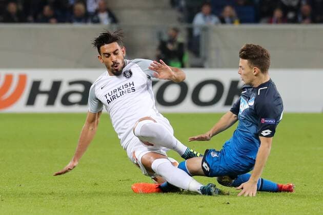 v left Irfan Kahveci Istanbul 17 Dennis Geiger Hoffenheim 32 duel Duel Duel Tackle Tackling Dynamics Action Action shot Football UEFA Europe League TSG 1899 Hoffenheim Istanbul Basaksehir xozx