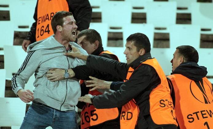 Bilder des Tages - SPORT 19.10.2017 Belgrade(Serbia) FK Crvena Zvezda(FC Red Star)-Arsenal Europa League men s football Stewards stopped Arsenal fan during match : 