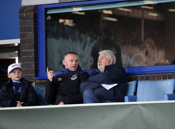 Football - 2017 2018 UEFA Europa League - Group E: Everton vs. Olympique Lyonnais (Lyon) Wayne Rooney , his son and agent Paul Stratford watch the match at Goodison Park. COLORSPORT LYNNE CAMERON 