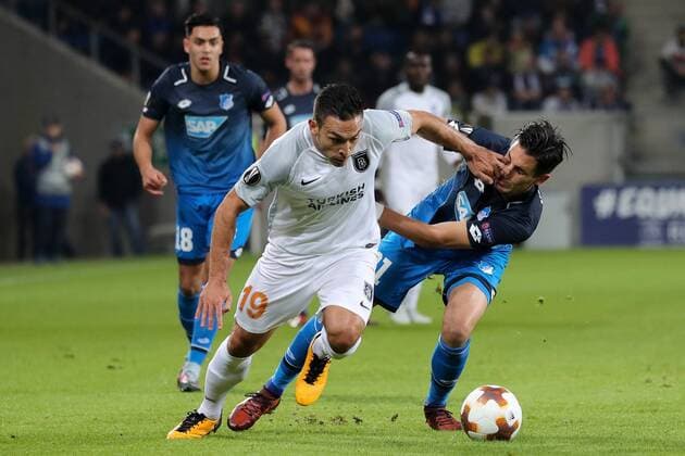 v left Mevlüt Erdinc Istanbul 19 attacks Benjamin Hübner Hoffenheim 21 ins Face duel Duel Duel Tackle Tackling Dynamics Action Action shot Football UEFA Europe League TSG 1899 Hoffenheim Istanbul Basaksehir xozx