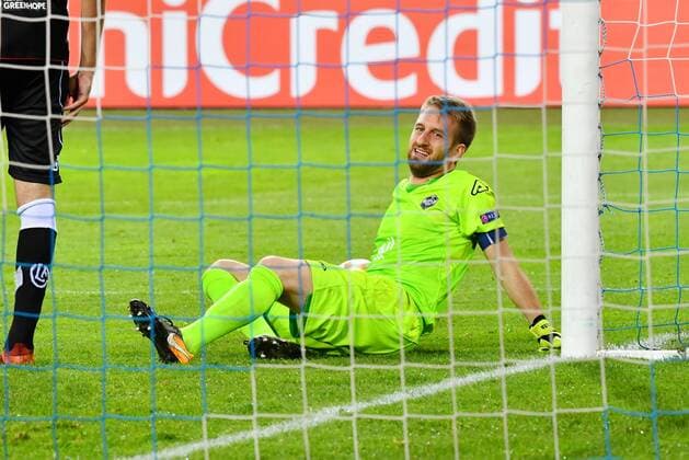19 10 2017 Lucerne Swissporarena Football men Europe League Season 2017 2018 FC Lugano Viktoria Pilsen 3 2 Picture shows Goalkeeper David there FC Lugano injured at Bottom Action shot Gesture Single