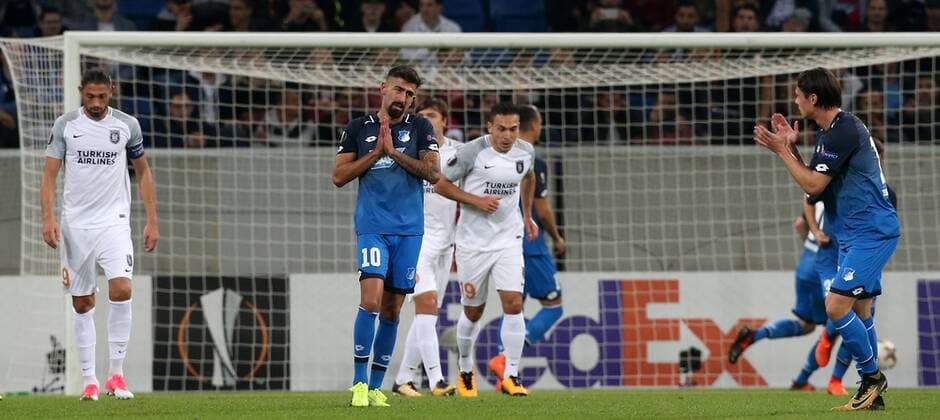 Football Europe League TSG 1899 Hoffenheim Istanbul Basaksehir Group C at 19 10 2017 in the Wirsol Rhine Neckar Arena xmdx Kerem Demirbay 10 1899 Hoffenheim awards Torchance at Free kick TSG 1899 Hoffenheim Istanbul Basaksehir
