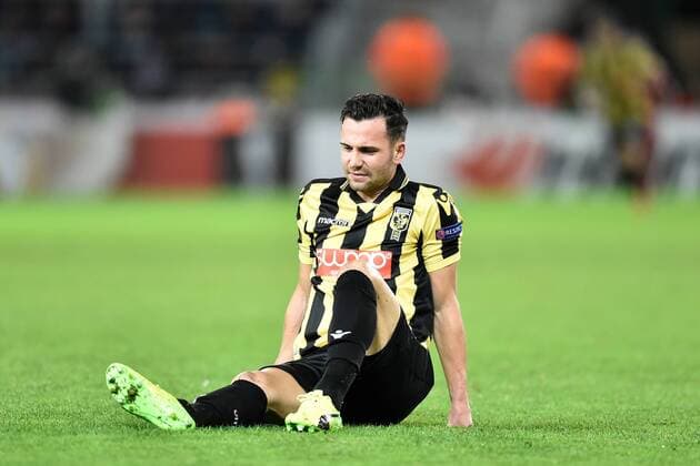 WAREGEM, Zulte Waregem - Vitesse, Voetbal, Seizoen 2017 2018, Europa League, groepsfase, 19-10-2017, Thomas Bruns geblesseerd op het veld Zulte Waregem - Vitesse  x1766654x