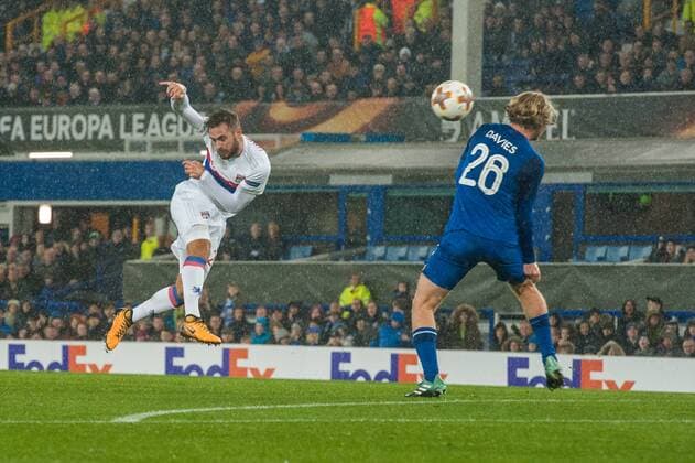 Bilder des Tages - SPORT Everton v Olympique Lyonnais UEFA Europa League Lucas Tousart of Olympique Lyonnais with a shot on goal as Tom Davies of Everton attempts to block during the UEFA Europa League match at Goodison Park, Liverpool Content Not Available For UK Newspapers Copyright: xMattxWilkinsonx FIL-10831-0016