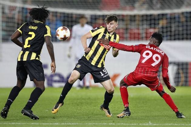 WAREGEM, 19-10-2017 Regenboogstadion, Europa League wedstrijd Zulte Waregem - Vitesse 1-1. Mason Mount in duel met Peter Olayinka (r) Zulte Waregem - Vitesse  x1766656x