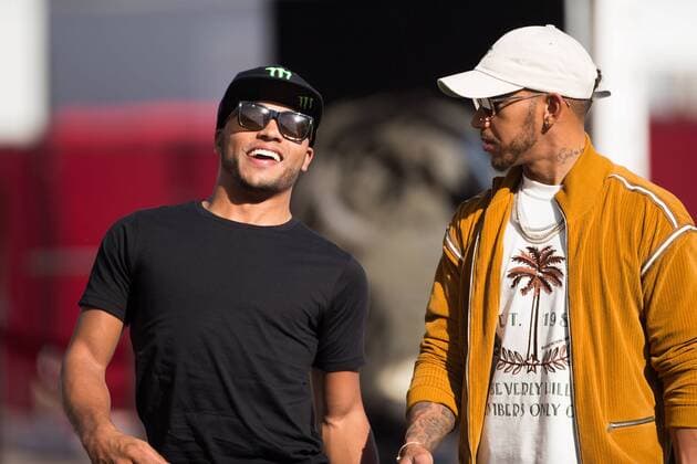 Bilder des Tages - SPORT 19.10.2017 - Lewis Hamilton (GBR) Mercedes AMG F1 W08 and his brother Nicolas Hamilton (GBR) United States Grand Prix, Austin 19 - 22 October 2017 19.10.2017 - Lewis Hamilton (GBR) Mercedes AMG F1 W08 and his brother Nicolas Hamilton (GBR) 