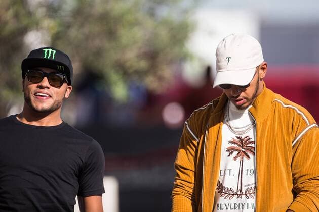 19.10.2017 - Lewis Hamilton (GBR) Mercedes AMG F1 W08 and his brother Nicolas Hamilton (GBR) United States Grand Prix, Austin 19 - 22 October 2017 19.10.2017 - Lewis Hamilton (GBR) Mercedes AMG F1 W08 and his brother Nicolas Hamilton (GBR) 