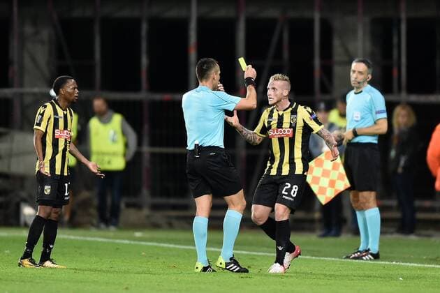 WAREGEM, Zulte Waregem - Vitesse, Voetbal, Seizoen 2017 2018, Europa League, groepsfase, 19-10-2017, Alexander Buttner krijgt geel van scheidsrechter Ivan Bebek Zulte Waregem - Vitesse  x1766658x