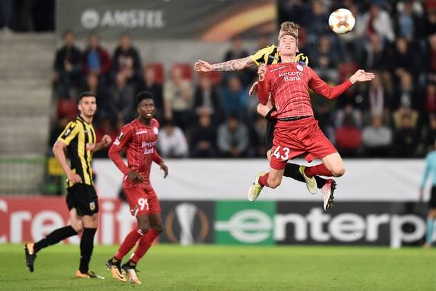 WAREGEM, Zulte Waregem - Vitesse, Voetbal, Seizoen 2017 2018, Europa League, groepsfase, 19-10-2017, kopduel tussen Alexander Buttner en Sander Coopman Zulte Waregem - Vitesse  x1766659x