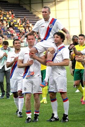 SITTARD Football 25 05 2014 Offermans Joosten Stadium Erewed battle Fernando Ricksen All Star team Fortuna SITTARD Fernando Ricksen on the shoulders from Mark from Bommel and Kevin Hofland Erewed battle Fernando Ricksen