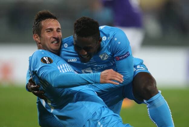 SOCCER - EL, A.Wien vs Rijeka VIENNA,AUSTRIA,19.OCT.17 - SOCCER - UEFA Europa League, FK Austria Wien vs HNK Rijeka. Image shows the rejoicing of Mario Gavranovic (Rijeka) and Boadu Maxwell Acosty (Rijeka). GEPAxpictures xPatrickxLeuk