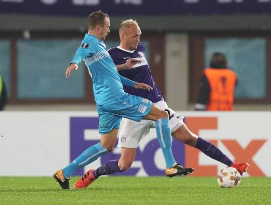 SOCCER - EL, A.Wien vs Rijeka VIENNA,AUSTRIA,19.OCT.17 - SOCCER - UEFA Europa League, FK Austria Wien vs HNK Rijeka. Image shows Josip Misic (Rijeka) and Raphael Holzhauser (A.Wien). GEPAxpictures xChristianxOrt
