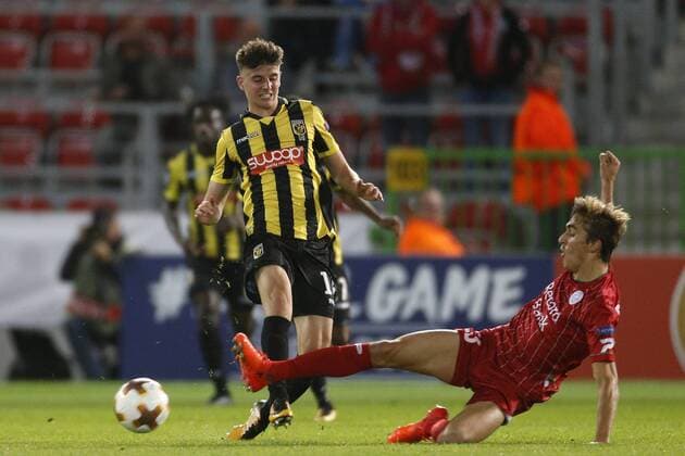 (L-R), Mason Mount of Vitesse, Julien De Sart of SC Zulte Waregem during the UEFA Europa League group K match match between sv Zulte Waregem and Vitesse Arnhem on October 19, 2017 at Regenboog stadium in Waregem, Belgium UEFA Europa League 2017 2018 xVIxVIxImagesx xJeroenxPutmansxIVx 9056207