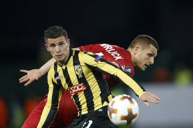 (L-R), Bryan Linssen of Vitesse, Timothy Derijck of SC Zulte Waregem during the UEFA Europa League group K match match between sv Zulte Waregem and Vitesse Arnhem on October 19, 2017 at Regenboog stadium in Waregem, Belgium UEFA Europa League 2017 2018 xVIxVIxImagesx xJeroenxPutmansxIVx 9056208