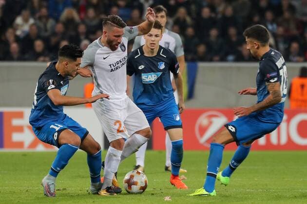 v left Nadiem Amiri Hoffenheim 18 Tunay Torun Istanbul 23 Dennis Geiger Hoffenheim 32 Kerem Demirbay Hoffenheim 10 duel Duel Duel Tackle Tackling Dynamics Action Action shot Football UEFA Europe League TSG 1899 Hoffenheim Istanbul Basaksehir xozx
