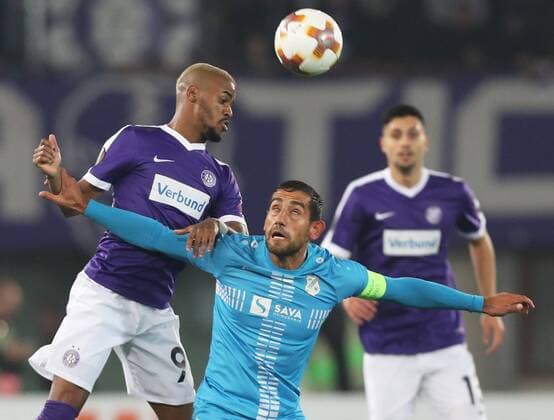 SOCCER - EL, A.Wien vs Rijeka VIENNA,AUSTRIA,19.OCT.17 - SOCCER - UEFA Europa League, FK Austria Wien vs HNK Rijeka. Image shows Felipe Pires (A.Wien) and Mate Males (Rijeka). GEPAxpictures xChristianxOrt