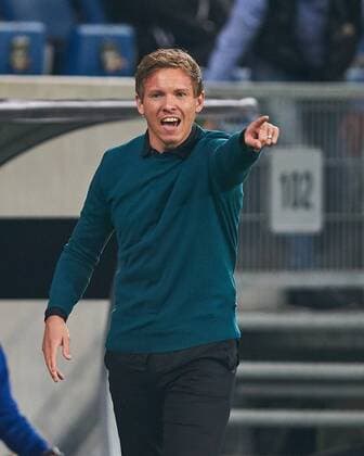 Julian Nagelsmann Boss team manager TSG Hoffenheim gesticulates and gives Instructions Action shot Single Individual action Gesture Gesture Facial expressions Hand movement show show TSG 1899 Hoffenheim Istanbul Basaksehir Group C Football UEFA Euro League Hoffenheim 19 10 2017 El Season 2017 2018