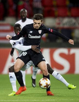 171019 Östersunds Ken Sema och Athletic Bilbaos Inigo Cordoba under fotbollsmatchen Europa League mellan Östersund och Athletic Bilbao den 19 oktober 2017 i Östersund.  Copyright: NilsxJakobsson BB171019NJ034