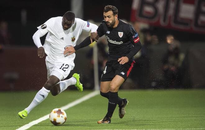 171019 Östersunds Ken Sema och Athletic Bilbaos Mikel Balenziaga under fotbollsmatchen Europa League mellan Östersund och Athletic Bilbao den 19 oktober 2017 i Östersund.  Copyright: NilsxJakobsson BB171019NJ035