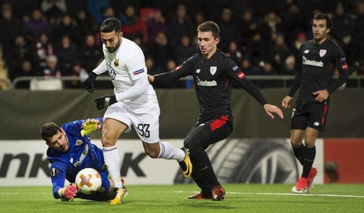 171019 Östersunds Saman Ghoddos i duell med Athletic Bilbaos malvakt Iago Herrerin under fotbollsmatchen Europa League mellan Östersund och Athletic Bilbao den 19 oktober 2017 i Östersund.  Copyright: NilsxJakobsson BB171019NJ050