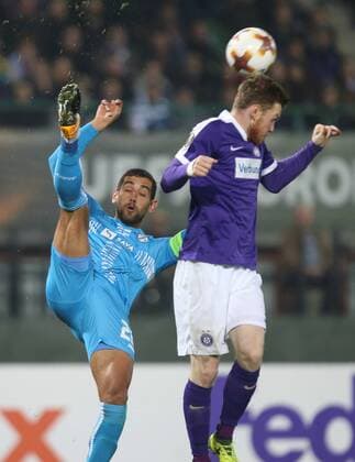 SOCCER - EL, A.Wien vs Rijeka VIENNA,AUSTRIA,19.OCT.17 - SOCCER - UEFA Europa League, FK Austria Wien vs HNK Rijeka. Image shows David De Paula (A.Wien) and Josip Elez (Rijeka). GEPAxpictures xPatrickxLeuk