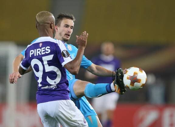 SOCCER - EL, A.Wien vs Rijeka VIENNA,AUSTRIA,19.OCT.17 - SOCCER - UEFA Europa League, FK Austria Wien vs HNK Rijeka. Image shows Felipe Pires (A.Wien) and Mate Males (Rijeka). GEPAxpictures xPatrickxLeuk