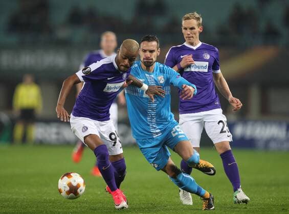 SOCCER - EL, A.Wien vs Rijeka VIENNA,AUSTRIA,19.OCT.17 - SOCCER - UEFA Europa League, FK Austria Wien vs HNK Rijeka. Image shows Felipe Pires (A.Wien),Marko Vesovic (Rijeka) and Thomas Salamon (A.Wien). GEPAxpictures xPatrickxLeuk