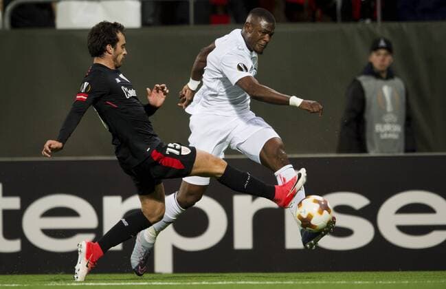 171019 Athletic Bilbaos Inigo Lekue och Östersunds Salisu Abdullahi Gero under fotbollsmatchen Europa League mellan Östersund och Athletic Bilbao den 19 oktober 2017 i Östersund.  Copyright: NilsxJakobsson BB171019NJ066
