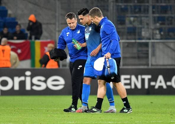 19 10 2017 xfux Football Europe League TSG 1899 Hoffenheim Istanbul Basaksehir FK emspor v l Nadiem Amiri 1899 Hoffenheim receive to Injury Bruise Harried Hurt injured Injury Trauma disappointed crestfallen injured Injury Sinsheim