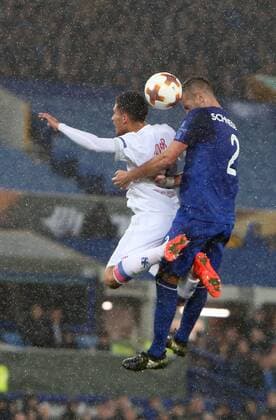 19th October 2017, Goodison Park, Liverpool, England; UEFA Europa League football, Everton versus Lyon; Morgan Schneiderlin of Everton wins a header as Houssem Aouar of Lyon leaps to challenge him  ActionPlus11941511