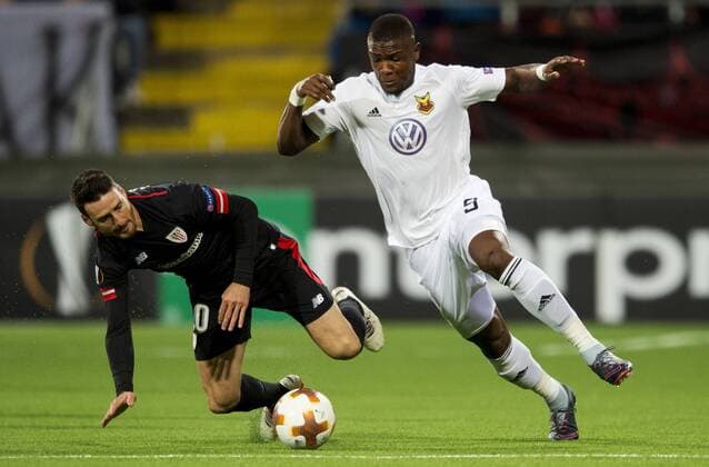 171019 Athletic Bilbaos Gabriel Somi och Östersunds Salisu Abdullahi Gero under fotbollsmatchen Europa League mellan Östersund och Athletic Bilbao den 19 oktober 2017 i Östersund.  Copyright: NilsxJakobsson BB171019NJ079