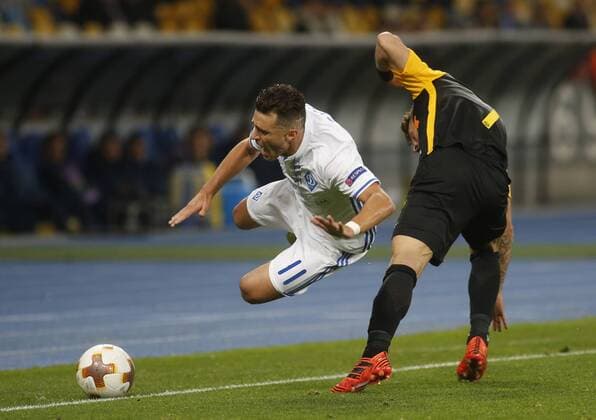 Bilder des Tages - SPORT October 19, 2017 - Junior Moraes (L ) of Dynamo vies for the ball with Miralem Sulejmani (R ) of Young Boys during the UEFA Europa League Group B soccer match between FC Dynamo Kyiv and FC Young Boys at the NSK Olimpiyskyi in Kyiv, Ukraine, October 19, 2017. The UEFA Europa League Group B soccer match between FC Dynamo Kyiv and FC Young Boys at the NSK Olimpiyskyi in Kyiv. - ZUMAs334 80531988st Copyright: xAnatoliixStepanovx