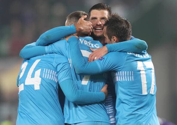 Bilder des Tages - SPORT SOCCER - EL, A.Wien vs Rijeka VIENNA,AUSTRIA,19.OCT.17 - SOCCER - UEFA Europa League, FK Austria Wien vs HNK Rijeka. Image shows the rejoicing of Domagoj Pavicic (Rijeka), Zoran Kvrzic (Rijeka), Alexander Gorgon (Rijeka) and Mario Gavranovic (Rijeka). GEPAxpictures xChristianxOrt
