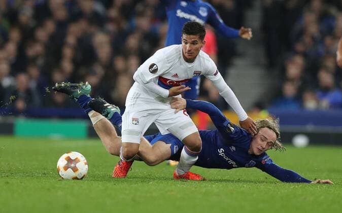 Football - 2017 2018 UEFA Europa League - Group E: Everton vs. Olympique Lyonnais (Lyon) Tom Davies of Everton and Houssem Aouar of Lyon at Goodison Park. COLORSPORT LYNNE CAMERON 